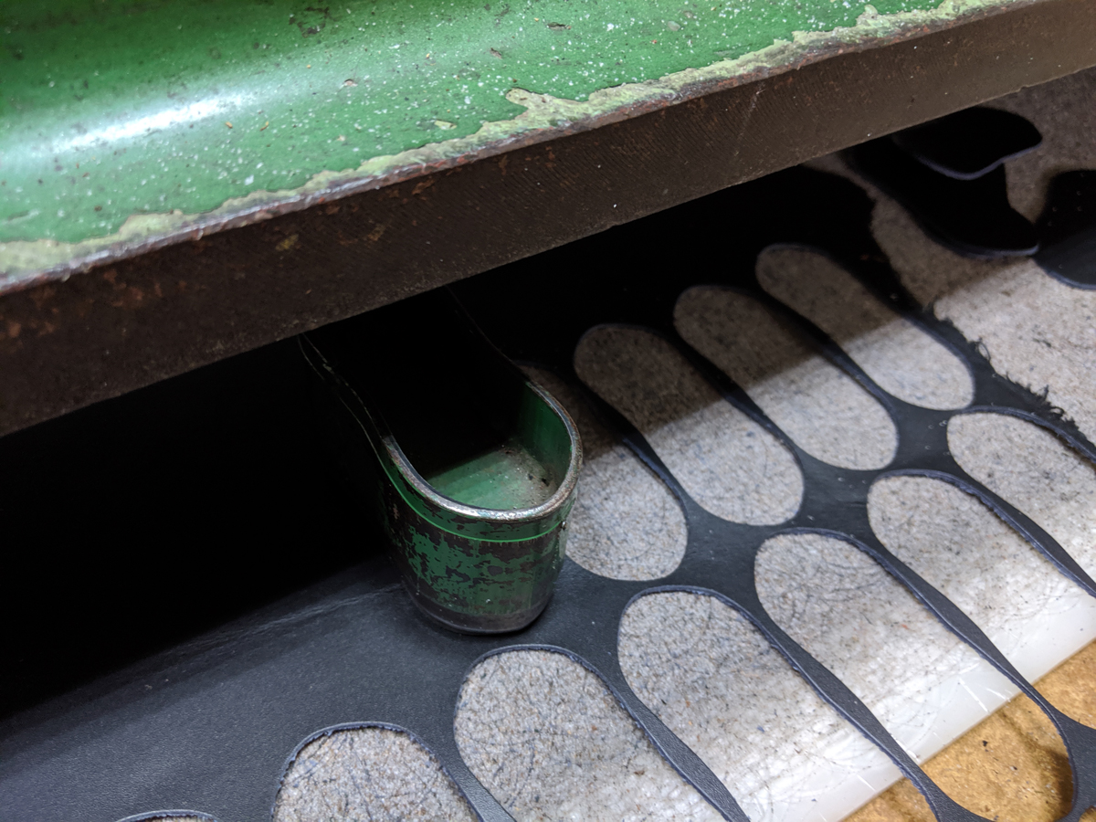 禕尚工場の型抜き裁断加工